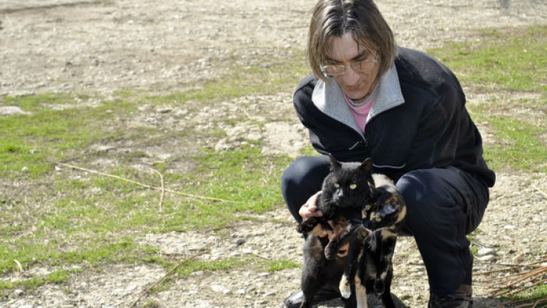 ... така и за доста по-леки. Владо е наказан да излежава 4 години лишаване от свобода на острова заради иманярство и износ на антики зад граница. Той живее сам в най-отдалечената западна част на Персин, там, където се е намирал старият концентрационен лагер