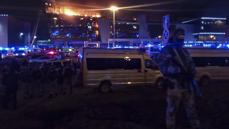 Смята се, че нападателите са избягали с бял седан