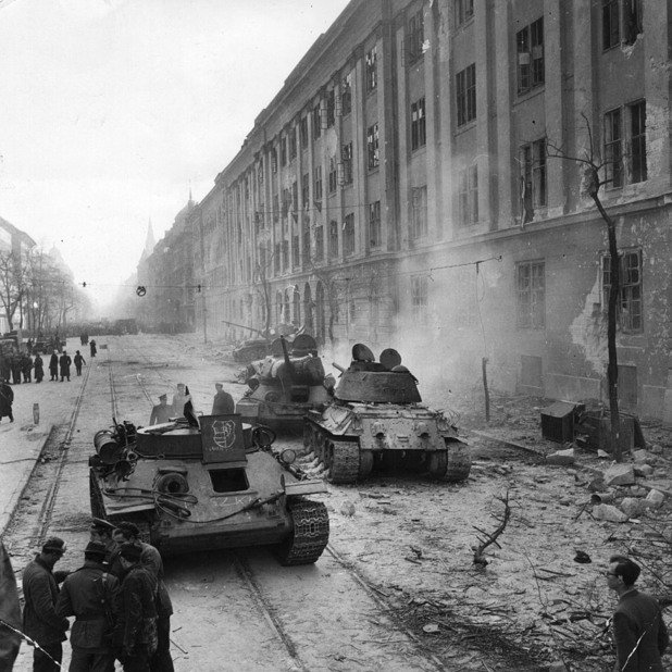 На 4 ноември Унгария е атакувана от мощна многонационална армия под съветско командване
