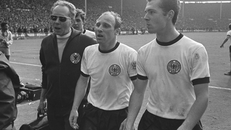2. Франц Бекенбауер, ФРГ (1966, 20 години)
Един от най-великите защитници в историята на 

футбола. На световното в Англия през 1966-а отбеляза 

два гола във вратата на Швейцария в първия мач на 

Бундестима, а след това добави нови две попадения и 

завърши на трето място при реализаторите на Мондиала. 

На финала германците отстъпиха на домакините, но през 1974 Кайзера все пак стана световен шампион.