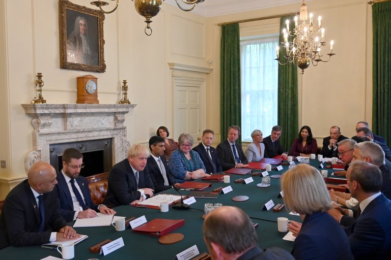 Кабинетът на Борис Джонсън се клати силно, а недоволството сред министрите му расте.