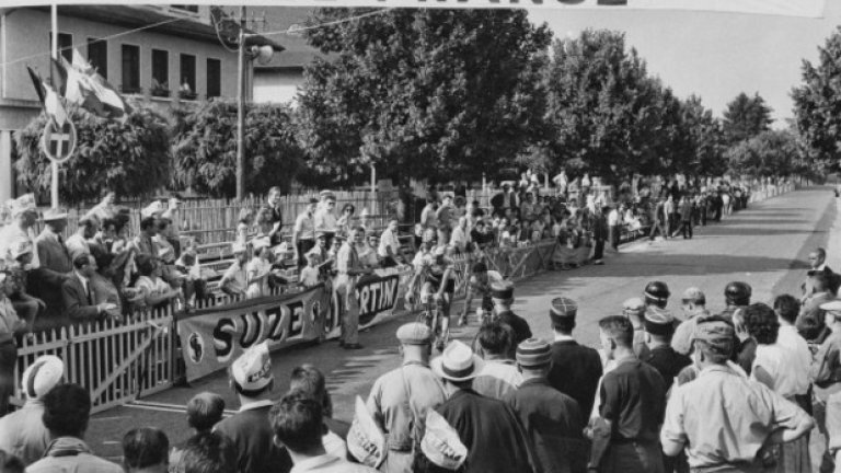 Историята доказва, че още в първите провеждания на Тур дьо Франс, колоездачите са мамели, качвайки се на автобуси и минавайки част от разстоянието така.