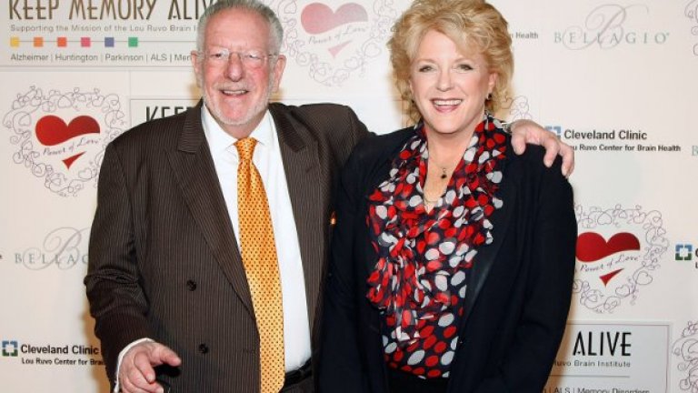 Оскар Гудман ликува след победата на съпругата му Каролин в кметската надпревара в Лас Вегас.