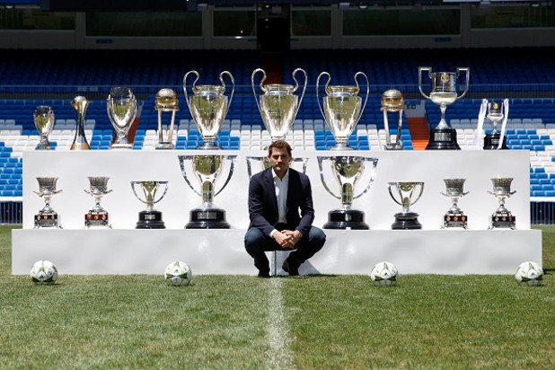 Вратар: Икер Касияс – 6 (2007, 08, 09, 10, 11, 12), Реал (Мадрид)/Порто и Испания
Капитан на Евро 2008 и Евро 2012, Касияс вдигна и световната купа през 2010-а. Това са три от шестте години, в които легендата на Реал влезе в Идеалния отбор на УЕФА.