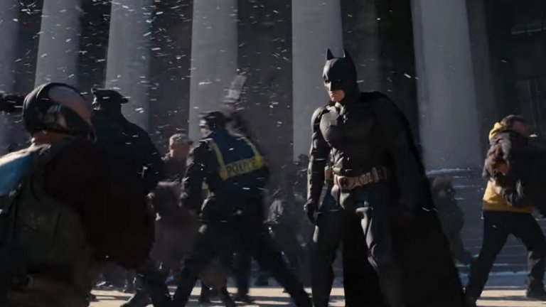 The Dark Knight Rises / Черният рицар: Възраждане

Последното супергеройско предложение. Батман и снегът, изглежда, си отиват, щом и Кристофър Нолан вкара коледния дух в последния филм от трилогията си за Черния рицар. В по-късната част от филма Брус Уейн (Крисчън Бейл) се завръща в покрития от сняг Готъм, в който този път настроението не е никак празнично. Градът е отцепен от света от терористите на Бейн (Том Харди), който предвижда един общ коледен подарък за жителите му - ядрена бомба.