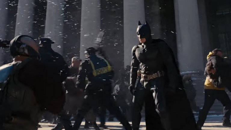 The Dark Knight Rises / Черният рицар: Възраждане
Последното супергеройско предложение. Батман и снегът, изглежда, си отиват, щом и Кристофър Нолан вкара коледния дух в последния филм от трилогията си за Черния рицар. В по-късната част от филма Брус Уейн (Крисчън Бейл) се завръща в покрития от сняг Готъм, в който този път настроението не е никак празнично. Градът е отцепен от света от терористите на Бейн (Том Харди), който предвижда един общ коледен подарък за жителите му - ядрена бомба.