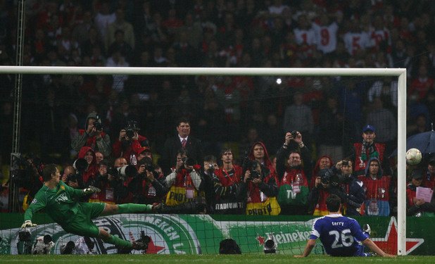 9. Манчестър Юнайтед - Челси 1:1, 2008 г.
Кристиано Роналдо изведе Юнайтед рано-рано след попадение с глава, но Лампард изравни. След това и двата отбора имаха своите шансове, но техни удари срещнаха гредите. Дидие Дрогба бе изгонен, след като удари Видич, но нов гол не падна. Стигна се до дузпи. Роналдо пропусна и Тери имаше възможност да поднесе трофея на Роман Абрамович, но се подхлъзна. След нов пропуск на Анелка от бялата точка купата отиде в Манчестър.