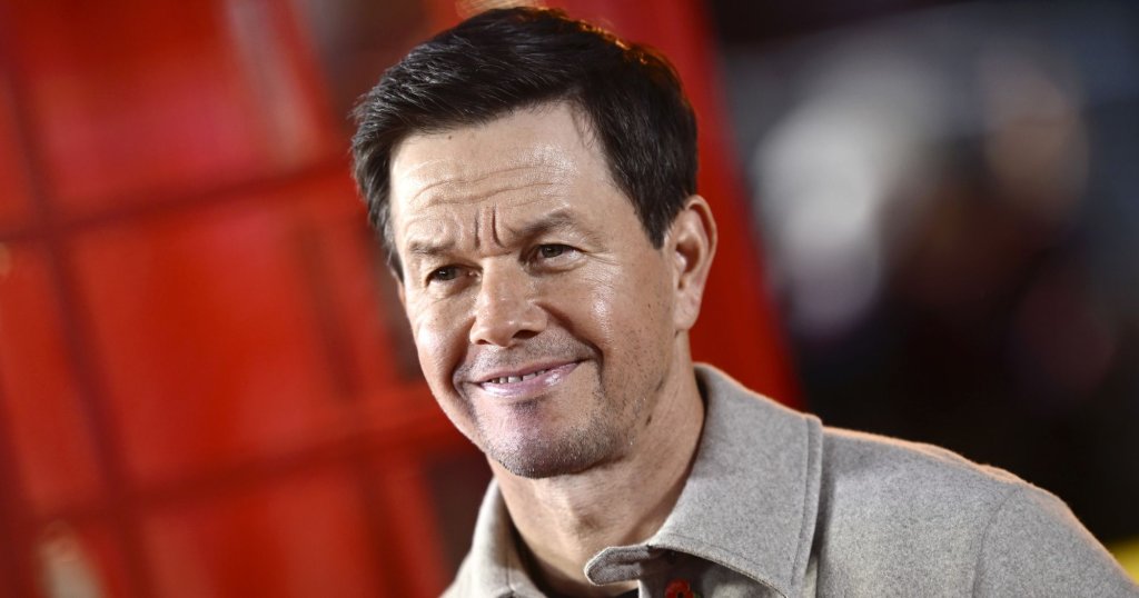 3. Марк Уолбърг - 44 милиона долара
Марк Уолбърг достигна нови върхове в кариерата си през последните години, превръщайки се в предпочитания актьор за услуги за стрийминг.  Често с оръжие в ръка. През 2025 г. 54-годишният актьор участва в „The Family Plan 2“ за AppleTV и „Play Dirty“ за Prime Video, като за втория филм е получил приблизително 25 милиона долара, след като Робърт Дауни Джуниър напусна проекта, за да се върне към франчайза „Отмъстителите“.