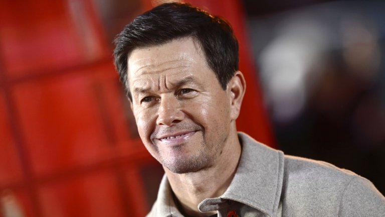 3. Марк Уолбърг - 44 милиона долара
Марк Уолбърг достигна нови върхове в кариерата си през последните години, превръщайки се в предпочитания актьор за услуги за стрийминг.  Често с оръжие в ръка. През 2025 г. 54-годишният актьор участва в „The Family Plan 2“ за AppleTV и „Play Dirty“ за Prime Video, като за втория филм е получил приблизително 25 милиона долара, след като Робърт Дауни Джуниър напусна проекта, за да се върне към франчайза „Отмъстителите“.