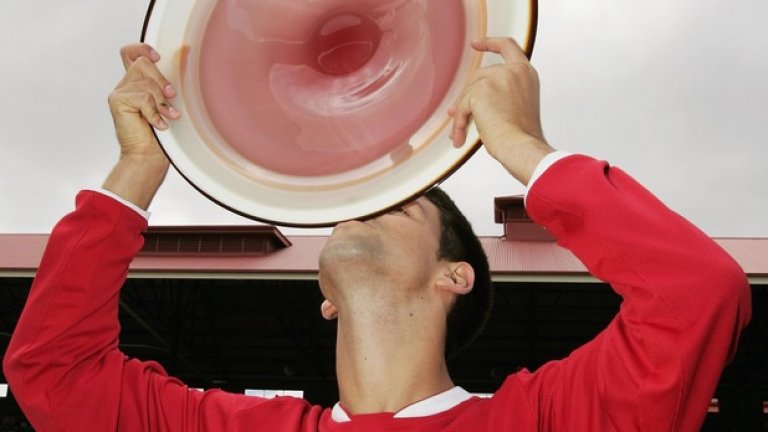 Една от първите титли, вдигната във фланелка на Сърбия. Ноле никога не е крил гордостта от родината.