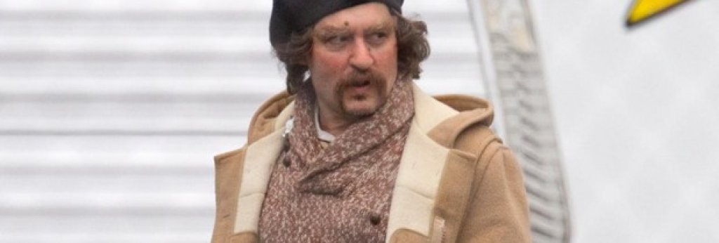 Джони Деп в Yoga Hosers
Yoga Hosers беше посрещнат зле от критиката след излизането си през януари. Но филмът ще се запомни не само с участието на дъщерята на Джони Деп и Ванеса Паради Лили-Роуз, но и с ролята на самия Деп в доста отблъскващ вид. Актьорът е цар на трансформациите, а тук отново играе Гай Лапойнт, познат от миналия филм на Кевин Смит "Бивни".