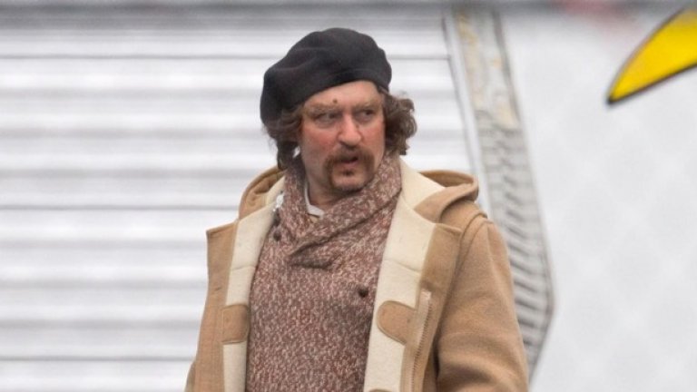 Джони Деп в Yoga Hosers
Yoga Hosers беше посрещнат зле от критиката след излизането си през януари. Но филмът ще се запомни не само с участието на дъщерята на Джони Деп и Ванеса Паради Лили-Роуз, но и с ролята на самия Деп в доста отблъскващ вид. Актьорът е цар на трансформациите, а тук отново играе Гай Лапойнт, познат от миналия филм на Кевин Смит "Бивни".