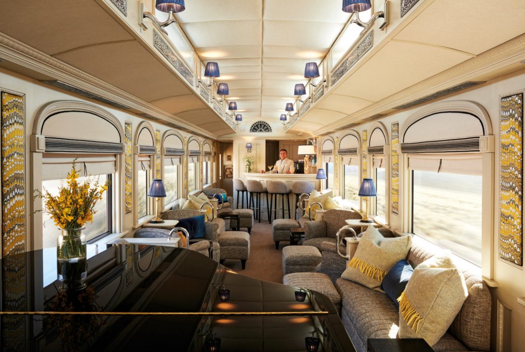 Venice Simplon-Orient-ExpressОтново дело на Belmond, името на влака е доста подвеждащо, защото той лесно може да бъде сбъркан с класическия "Ориент Експрес". Този влак обаче пътува само от Лондон до Венеция и обратно и не е достъпен за простосмъртни.
Влакът е частна собственост, като притежателят му пази своята анонимност. Пътуване в някой от вагоните му, обзаведени в стил Ар деко, започва от четирицифрена сума. Отделните апартаменти са тематично обзаведени – Планински апартамент, Горски апартамент, Апартамент на езерата и така нататък.
Тази година влакът за първи път ще премине по нов железопътен маршрут през Френските Алпи.
