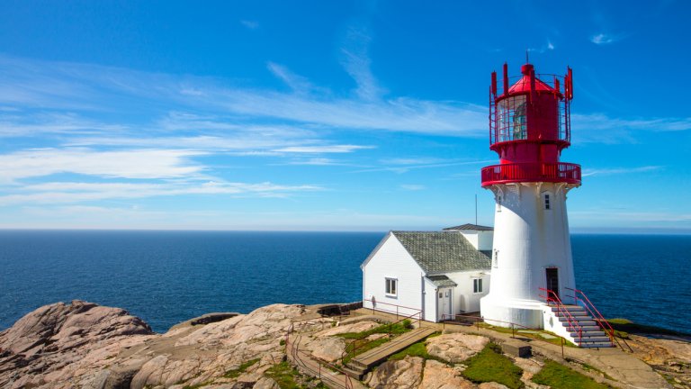 Линдеснес, Норвегия
Това е най-старият фар в Норвегия и се намира в най-южния край на страната. Построен е през 1656 г. и оттогава бележи границата между Балтийско и Северно море и предупреждава моряците, че навлизат в опасните води на норвежкото крайбрежие.