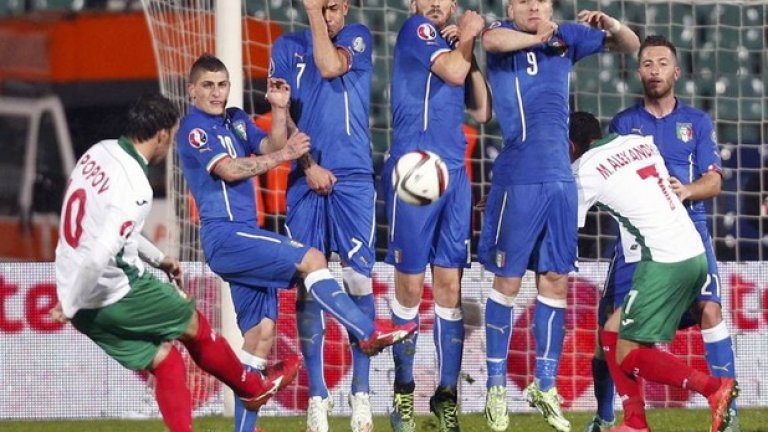 6. Без късмет не става
Въпреки добрия мач, би било грешно да се самозалъгваме, че сме играли като равни с Италия. „Адзурите” бяха преследвани от жесток малшанс пред гола още от първата минута, а при този вратар и тази защита срещу себе си, е цяло чудо, че се разписаха само веднъж (и веднъж ние сторихме това вместо тях). 
Късметът беше с нас и ни покри във всички тези ситуации. Да,  нормално е да разчиташ и на този фактор, когато се бориш да вземеш нещо от голям отбор. Само че шансът не винаги ще бъде с нас и вместо да разчитаме на него, е хубаво да помислим например с какви други играчи разполагаме в дефанзивен план.
