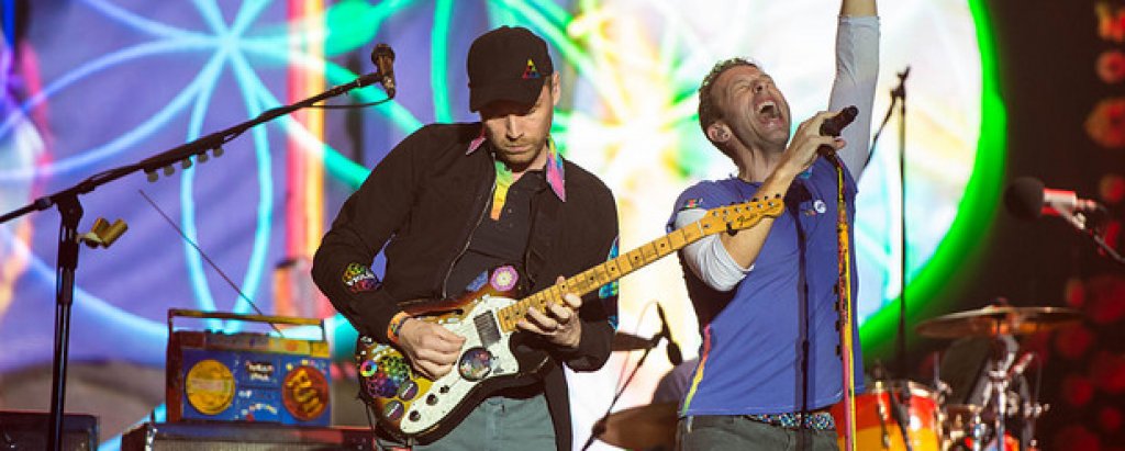 9. Фестивалът беше закрит снощи от други хедлайнери-ветерани: Coldplay. Изненадата в тяхното изпълнение беше появата на Бари Гиб от Be Gees. "Сега имаме референдум на "Гластънбъри", казва той, "дали Гиб да остане или да си тръгне". Е, публиката очевидно гласува той да остане и получи наградата си за правилното решение - вечния хит Stayin Alive. 