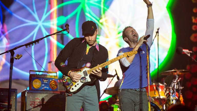 9. Фестивалът беше закрит снощи от други хедлайнери-ветерани: Coldplay. Изненадата в тяхното изпълнение беше появата на Бари Гиб от Be Gees. "Сега имаме референдум на "Гластънбъри", казва той, "дали Гиб да остане или да си тръгне". Е, публиката очевидно гласува той да остане и получи наградата си за правилното решение - вечния хит Stayin Alive.