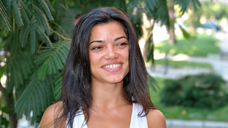 "Откакто се занимавам с това, въобще не обръщам внимание на грубостите. Усмихвам се. Спокойна съм. По-красива съм...