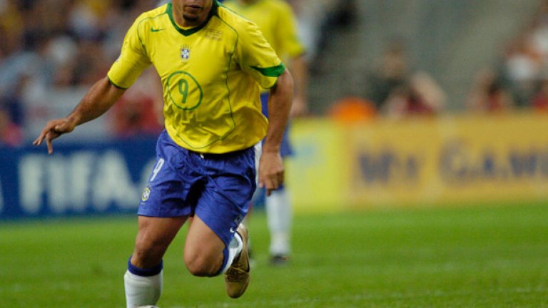 Хеттрик на Феномена
Бразилия побеждава с 3:1 при първата им среща от квалификациите за Мондиал 2006. Роналдо вкарва хеттрик за „селесао“, като два от головете му са от дузпа. Победата в шестия кръг от квафликациите спира серията без поражение на „гаучосите“ и качва Бразилия на върха в класирането. Месец по-късно „зелено-жълтите“ отново побеждават големия си съперник във финала на Копа Америка в Перу.