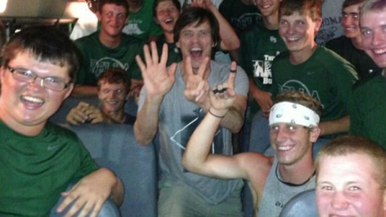 Джим Кери посещава бейзболния отбор на гимназията си