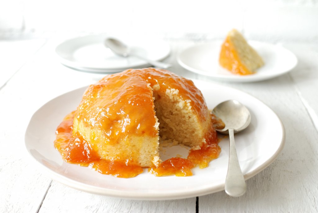 Кейк с кисело мляко и медВ голяма купа смесваме една чаша високомаслено кисело мляко с чаша зехтин и чаша мед. Разбъркваме и едно по едно добавяме три яйца, докато сместа ги поеме. Прибавяме и две чаши брашно, пакетче бакпулвер и 1-2 щипки сол. Бъркаме до хомогенизиране, като не е нужен миксер, може и с шпатула или дървена бъркалка.
Изсипваме в намаслена форма за кейк и печем в предварително загрята на 180 градуса фурна до златисто. Сервираме кейка с още мед отгоре. В сместа можем да прибавим и лимонови или портокалови корички, ванилия или малко мента.