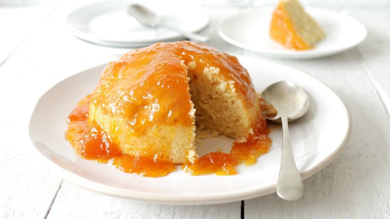 Кейк с кисело мляко и медВ голяма купа смесваме една чаша високомаслено кисело мляко с чаша зехтин и чаша мед. Разбъркваме и едно по едно добавяме три яйца, докато сместа ги поеме. Прибавяме и две чаши брашно, пакетче бакпулвер и 1-2 щипки сол. Бъркаме до хомогенизиране, като не е нужен миксер, може и с шпатула или дървена бъркалка.
Изсипваме в намаслена форма за кейк и печем в предварително загрята на 180 градуса фурна до златисто. Сервираме кейка с още мед отгоре. В сместа можем да прибавим и лимонови или портокалови корички, ванилия или малко мента.