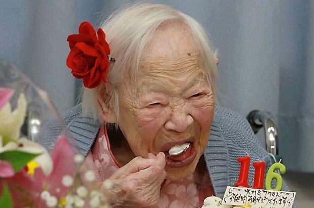 Японката Мисао Окава документирано е родена през 1898-ма. На снимката тя празнува 116-тия си рожден ден