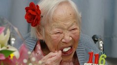 Японката Мисао Окава документирано е родена през 1898-ма. На снимката тя празнува 116-тия си рожден ден