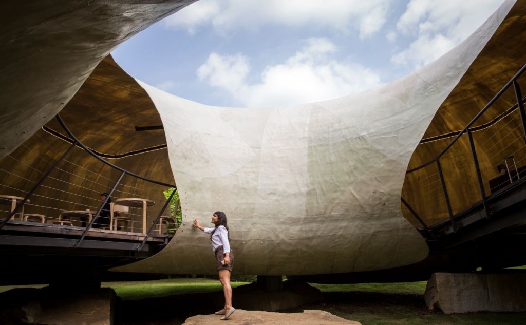 Serpentine Pavilion 2021
Галерията по дизайн и архитектура на Сумая Вали отвори в близост до двореца Кенсингтън в Лондон. Пространството побира места за организирани на срещи, книжарници, ресторант и клуб, а овалната форма на сградата е конструирана по подобие на геометрията от градината в двореца Кенсингтън - любимото място на покойната Лейди Даяна.