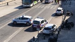 Кола се вряза в спирка в Марсилия, жена е убита