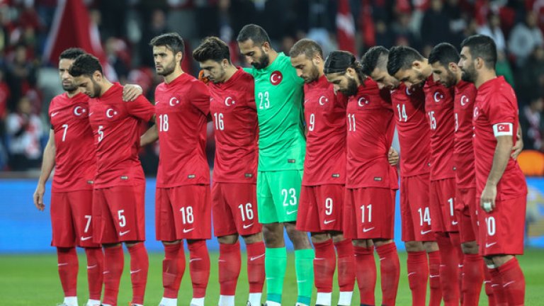 Турските играчи останаха вцепенени, след като от трибуните се чуха освирквания и викове по време на минутата мълчание.