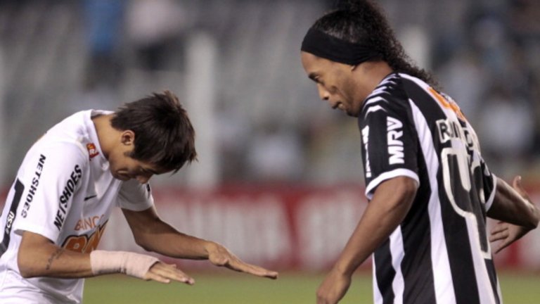 „Никой не може да се сравнява с Роналдиньо. Спомням си как играеше, финтовете му. Помня всеки трофей, който спечели на „Кам Ноу“. Той написа история в Барса, написа история с Бразилия и продължава да пише история.“
- Неймар