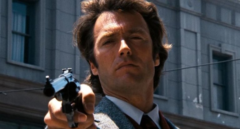 Хари е така описан и изигран, че да се хареса на търсещите ред по-стари поколения, но да дразни бунтуващите се млади, които виждат в полицаите потисници.