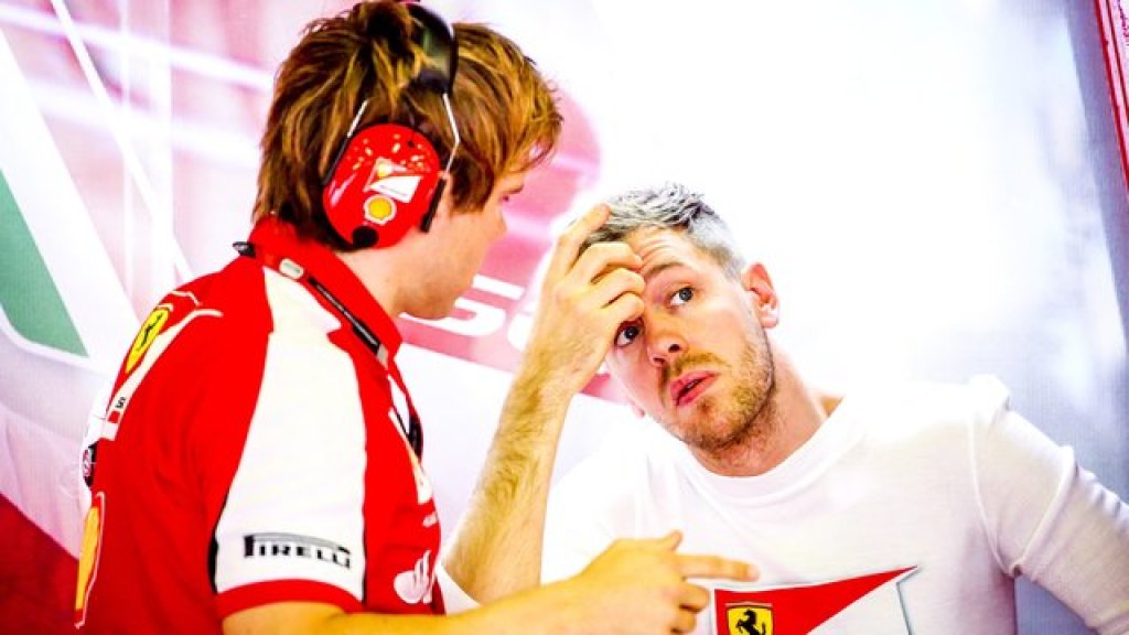 sebastian-vettel-erholte-sich-nach-dem-qualifying-in-der-ferrari-box-