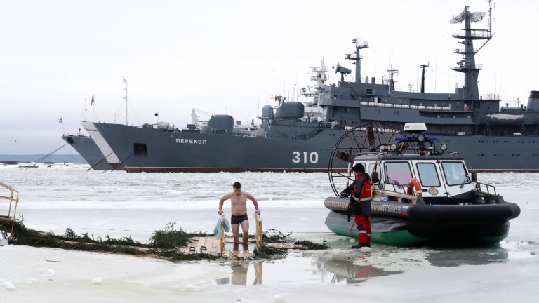 Самата държава пък помага на места за организирането му и за следенето на реда и сигурността на участниците.