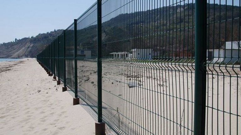 След проверка се оказа, че оградата на бившия детски лагер, която сега принадлежи на затворения комплекс "Дружба Бей Гардън" е без строително разрешение