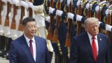Американският президент е придружаван от ключови фигури в своята администрация
