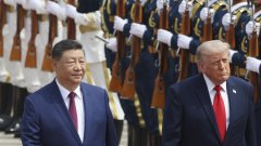 Американският президент е придружаван от ключови фигури в своята администрация