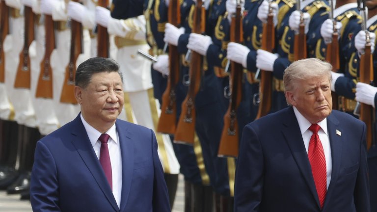 Американският президент е придружаван от ключови фигури в своята администрация