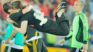 Тя е Силвия и е най-важният "национал" на Ла Фурия, но пусна кралицата при голия Пуйол