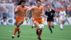 Холандия 1988 г. Рууд Гулит и Марко ван Бастен - една от най-неприятните гледки за противниковата защита. Летящите лалета на Холандия плениха Европа с играта си, донесла им титлата от Евро 88. И с екипа си...