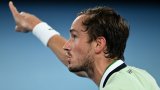 Tennis Australia призна за коучинг на Циципас, но глоби сериозно и Медведев