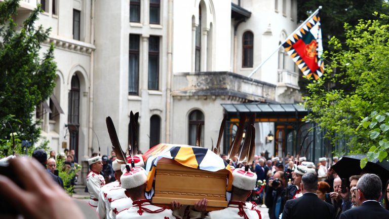 Положиха тленните останки на цар Фердинанд в двореца "Врана" (видео и снимки)