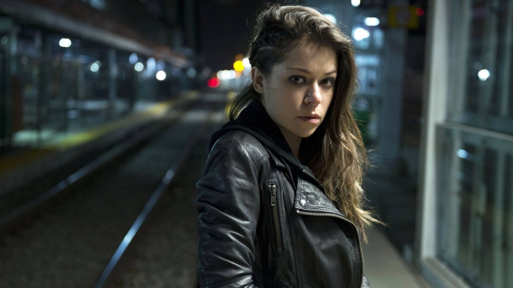 „Orphan Black” 
Канадският сериал разказва за Сара (Татяна Маслани) - сирак и аутсайдерка, която става свидетел на самоубийството на жена, изглеждаща досущ като нея. Сара приема нейните документи и начин на живот. 