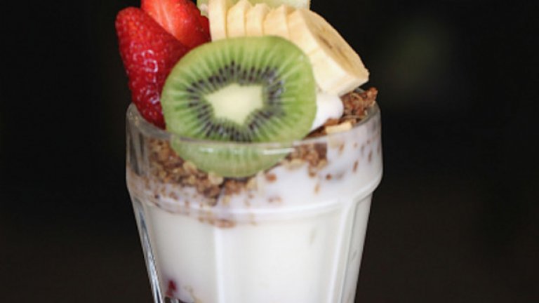 8. Парфе от мюсли
В малка коктейлна чаша смесете мюсли с боровинки (или горски плодове) и кисело мляко. Комбинацията от въглехидрати, богати на фибри, ще ви държи сити, а количеството не е голямо.