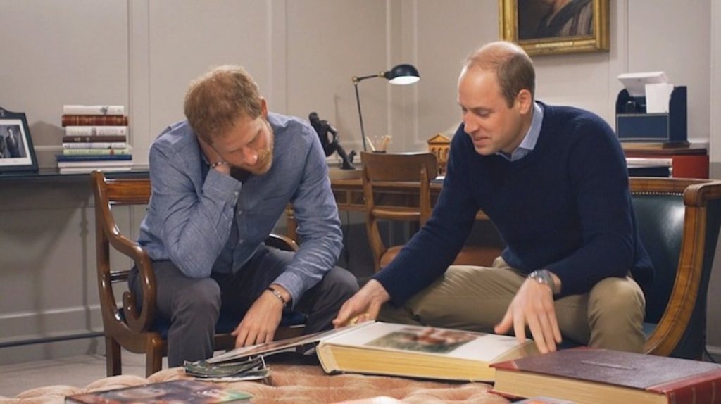 С наближаването на 20-ата годишнина от смъртта на принцеса Даяна, двамата й сина Уилям и Хари разглеждат семейни албуми. Кадърът е от сцена на документален филм, излъчен по ITV.