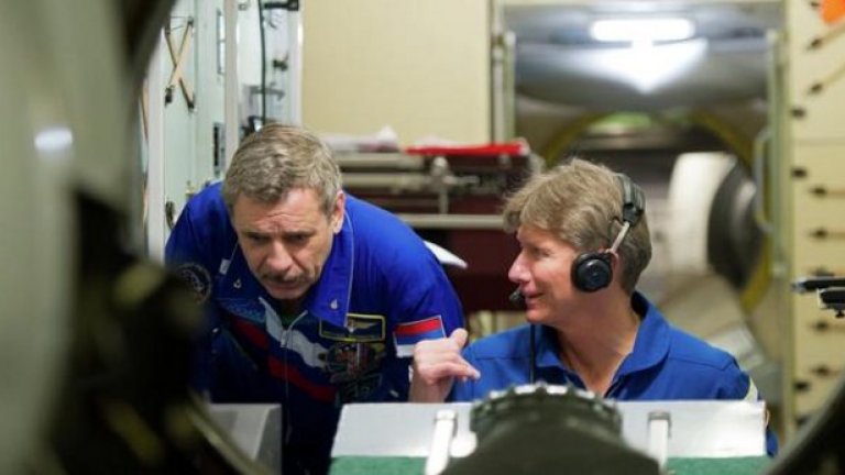 Двама руснаци в открития космос – на живо от НАСА
