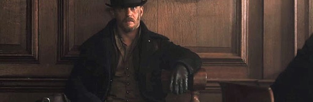 Том Харди е Джеймс Делейни в британско-американския сериал Taboo. Той е пътешественик, който се завръща в Америка с купчина откраднати кървави диаманти в джоба, за да търси отмъщение за убийството на баща си. Шоуто трябва да се появи до края на тази годин