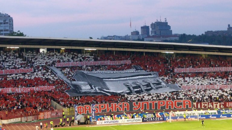 Особено гледката на Северната трибуна, където са ултрасите на Звезда.