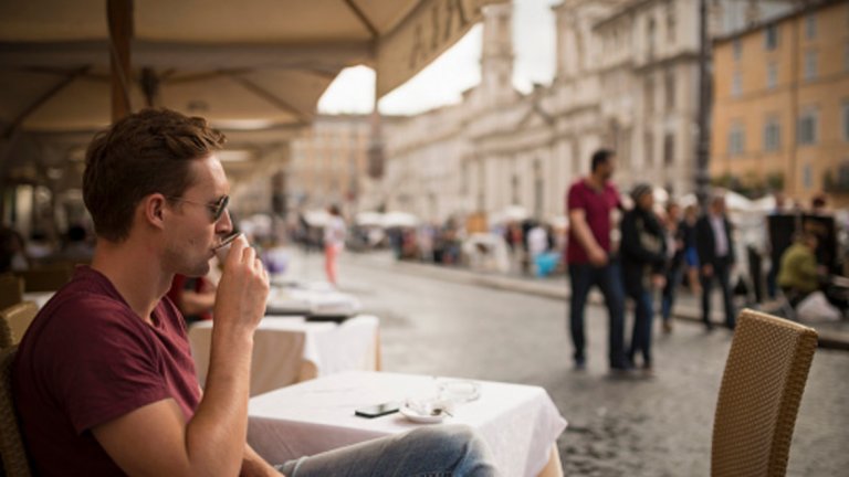 Има легенда за етиопския пастир Калид (или Калди), живял през IX век. На него му направило впечатление, че козите му, след като са пасли листа и плодове от определен вид храст, ставали доста игриви, дори и нощем. Като любопитен и любознателен човек, той самият опитал от плодовете на този храст и сам почувствал необикновен прилив на сили и добро настроение.